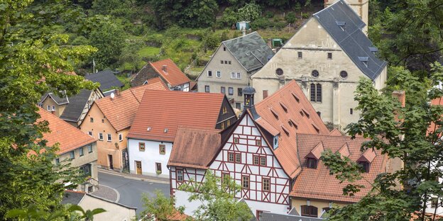 Fachwerkhäuser zwischen Bäumen Fachwerkhäuser zwischen Bäumen
