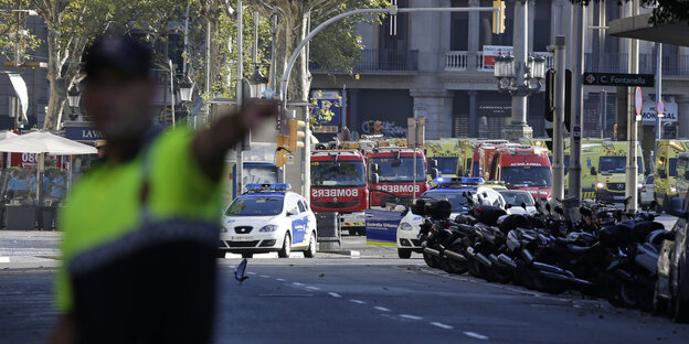 Die Polizei riegelt in Barcelona das Areal um den Anschlagsort ab Die Polizei riegelt in Barcelona das Areal um den Anschlagsort ab