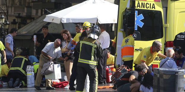Sanitäter versorgen in Barcelona verletzte Menschen Sanitäter versorgen in Barcelona verletzte Menschen