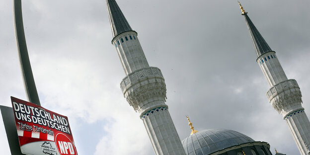 Ein Wahlplakat der NPD hängt an einem Laternenmast vor einer Moschee in Berlin Ein Wahlplakat der NPD hängt an einem Laternenmast vor einer Moschee in Berlin