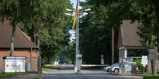 eine mit Schranken versperrte Zufahrt eine mit Schranken versperrte Zufahrt