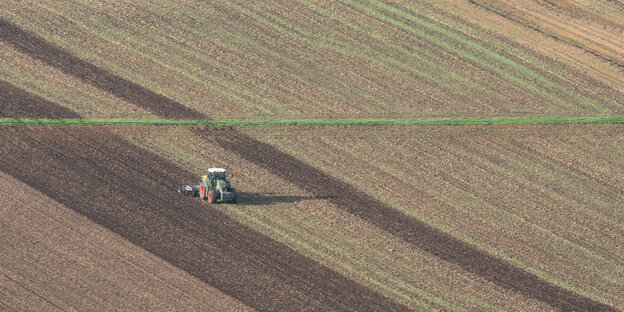 ein Traktor auf einem Feld ein Traktor auf einem Feld