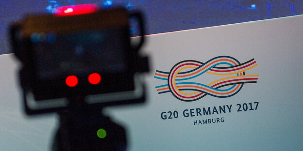 Eine Kamera filmt ein G20-Logo