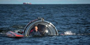 Putin in einem Unterwasserfahrzeug an der Wasseroberfläche