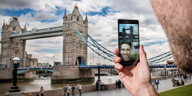Brücke, Smartphone und Gesicht Brücke, Smartphone und Gesicht
