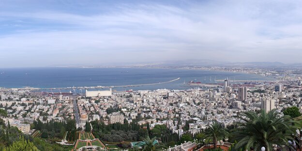 Von einem Berg aus sieht man Haifa und das Mittelmer Von einem Berg aus sieht man Haifa und das Mittelmer