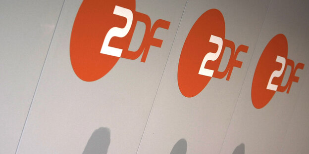 Schatten vor ZDF-Symbol. Schatten vor ZDF-Symbol.