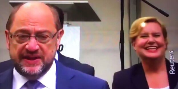 Martin Schulz im Vordergrund guckt betroffen, Eva Högl im Hintergrund lacht Martin Schulz im Vordergrund guckt betroffen, Eva Högl im Hintergrund lacht