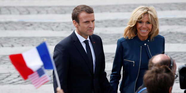 Emmanuel und Brigitte Macron halten Händchen Emmanuel und Brigitte Macron halten Händchen