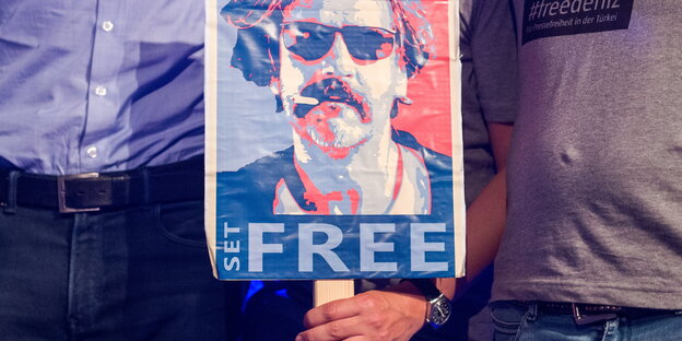 Ein Schild mit der Aufschrift „Free“ und einem Bild des inhaftierten Journalisten Deniz Yücel Ein Schild mit der Aufschrift „Free“ und einem Bild des inhaftierten Journalisten Deniz Yücel