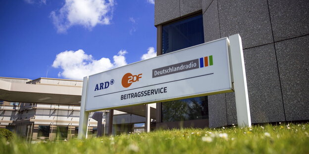 Schild vor dem Gebäude des Beitragsservice in Köln Schild vor dem Gebäude des Beitragsservice in Köln