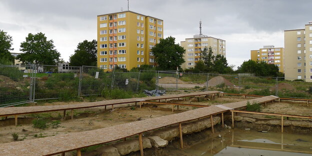 Holzwege führen über Fundamente auf einer Ausgrabungsstätte Holzwege führen über Fundamente auf einer Ausgrabungsstätte