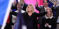Schauspielerin im Marine Le Pen-Look in Menschengruppe wie bei Parteitag