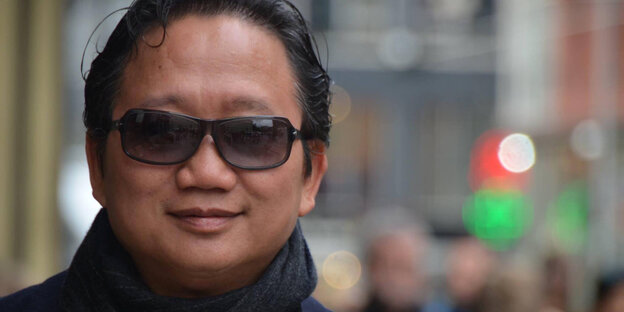 ein Mann mit Sonnenbrille ein Mann mit Sonnenbrille