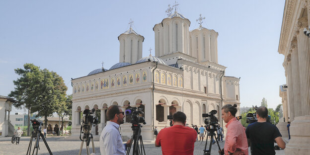 Journalisten warteten vergangene Woche vor der Patriarchen-Kathedrale in Bukarest Journalisten warteten vergangene Woche vor der Patriarchen-Kathedrale in Bukarest