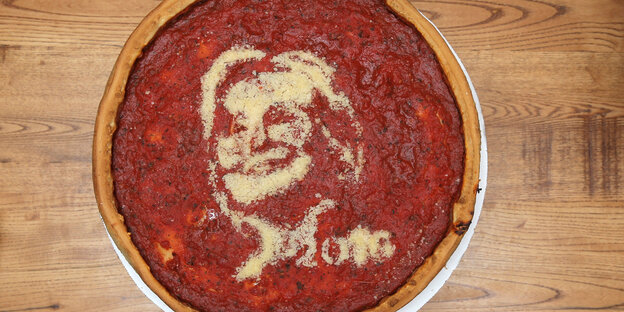 Das Gesicht von Hillary Clinton aus Käse auf einer Pizza Das Gesicht von Hillary Clinton aus Käse auf einer Pizza
