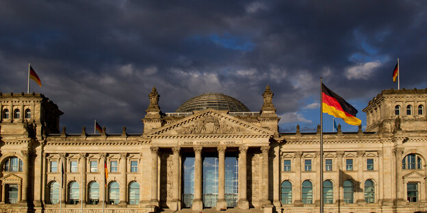Der Reichstag, darüber dunkle Wolken Der Reichstag, darüber dunkle Wolken