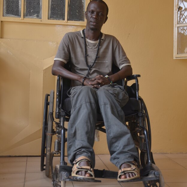 Yusufa Mbaye in seinem Rollstuhl Yusufa Mbaye in seinem Rollstuhl