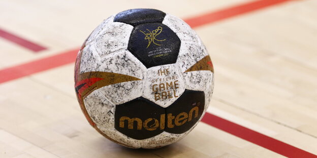 Ein Handball liegt auf dem Hallenboden Ein Handball liegt auf dem Hallenboden