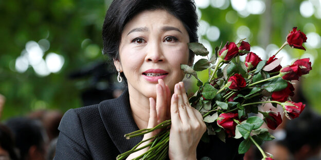 Eine Frau mit einem Strauß Rosen Eine Frau mit einem Strauß Rosen