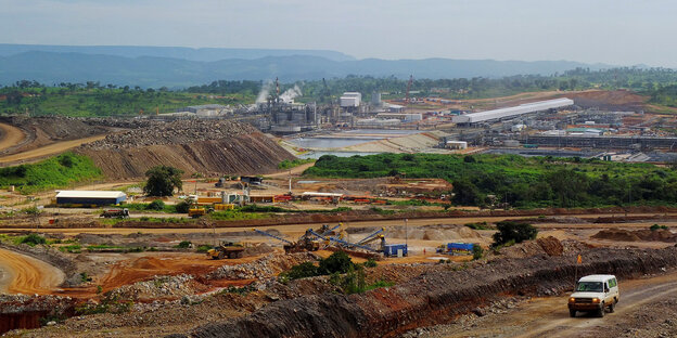Blick über einen Tagebau und Industrieanlagen Blick über einen Tagebau und Industrieanlagen