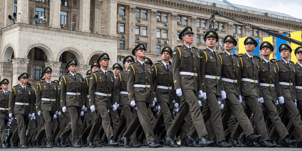 Soldaten marschieren in Formation Soldaten marschieren in Formation