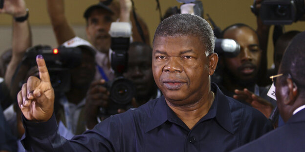 Joao Lourenco hebt einen geschwärzen Zeigefinger Joao Lourenco hebt einen geschwärzen Zeigefinger