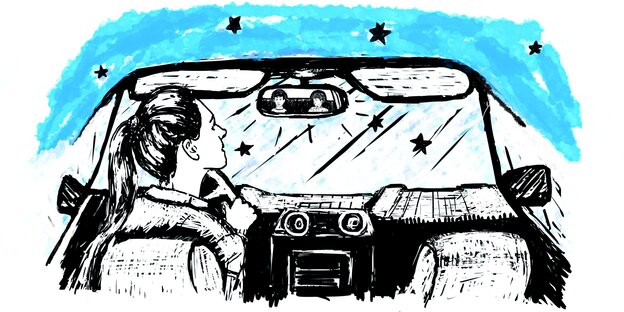 Eine Frau sitzt in einem Auto mit offenem Verdeck am Steuer Eine Frau sitzt in einem Auto mit offenem Verdeck am Steuer