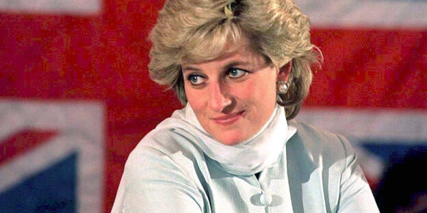eine Frau im 90er-Jahre-Look vor britischer Flagge eine Frau im 90er-Jahre-Look vor britischer Flagge