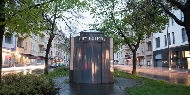 Blick auf eine Citytoilette am 12.04.2017 in Berlin. Der Senat sucht einen neuen Betreiber für Berlins öffentliche Toiletten. Blick auf eine Citytoilette am 12.04.2017 in Berlin. Der Senat sucht einen neuen Betreiber für Berlins öffentliche Toiletten.