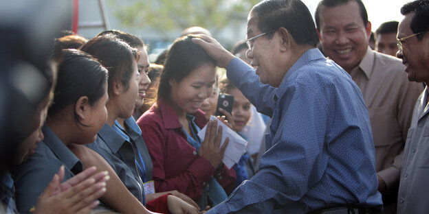 Hun Sen umringt von Menschen Hun Sen umringt von Menschen
