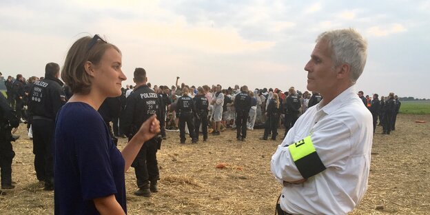 Polizeipräsident Dirk Weinsbach steht der Sprecherin von Ende Gelände, Insa Vries, gegenüber Polizeipräsident Dirk Weinsbach steht der Sprecherin von Ende Gelände, Insa Vries, gegenüber