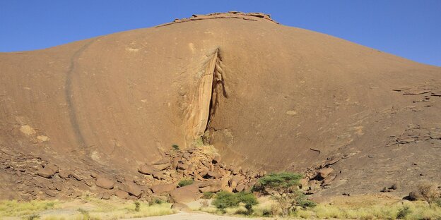 Ein Felsen in einer Wüste Ein Felsen in einer Wüste
