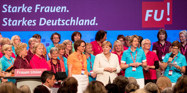 Viele Frauen stehen auf einer Bühne Viele Frauen stehen auf einer Bühne