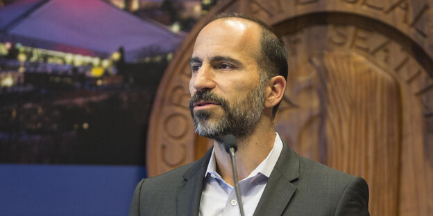 Dara Khosrowshahi hinter einem Mikrofon