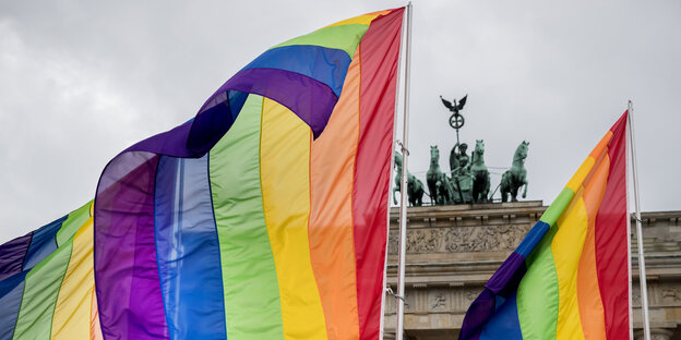 Das Brandenburger Tor mit davor wehenden Regenbogen-Fahnen Das Brandenburger Tor mit davor wehenden Regenbogen-Fahnen