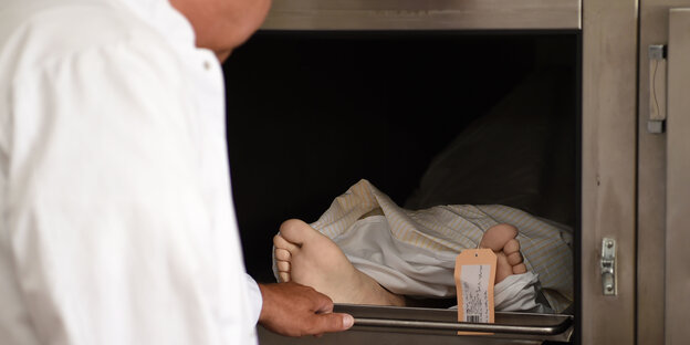 Ein Arzt schließt im Delmenhorster Josef-Hospital eine Kühlkammer mit einer Leiche Ein Arzt schließt im Delmenhorster Josef-Hospital eine Kühlkammer mit einer Leiche