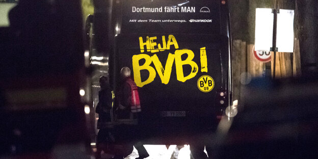 Mannschaftsbus des BVB-Teams von hinten fotografiert Mannschaftsbus des BVB-Teams von hinten fotografiert