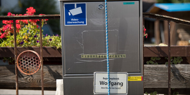 Ein Briefkasten mit Aufklebern an einem Gartenzaun Ein Briefkasten mit Aufklebern an einem Gartenzaun