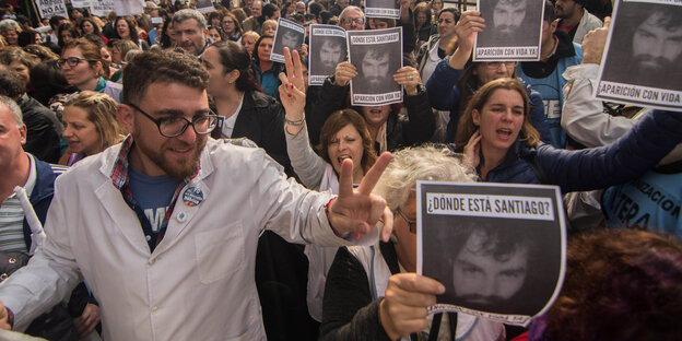 Unterstützer von Santiago Maldonado halten bei einer Kundgebung in Buenos Aires sein Bild in den Händen Unterstützer von Santiago Maldonado halten bei einer Kundgebung in Buenos Aires sein Bild in den Händen