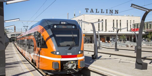 Ein Zug im Bahnhof von Tallinn Ein Zug im Bahnhof von Tallinn