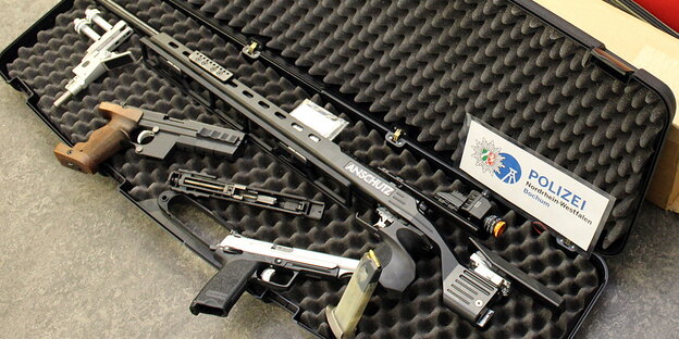 Pistolen und ein Gewehr Pistolen und ein Gewehr