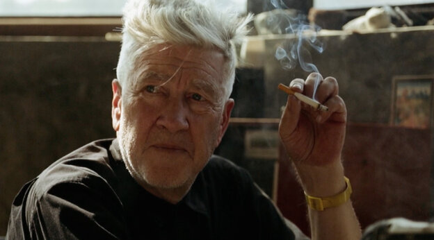 Ein Mann hält eine Zigarette in der Hand. Es ist David Lynch. Ein Mann hält eine Zigarette in der Hand. Es ist David Lynch.