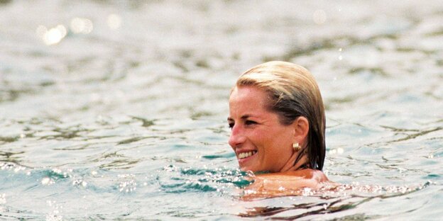 Lady Diana schwimmt im Meer. Lady Diana schwimmt im Meer.