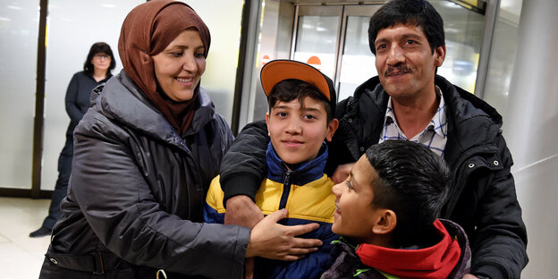 Eine Familie mit zwei Kindern Eine Familie mit zwei Kindern