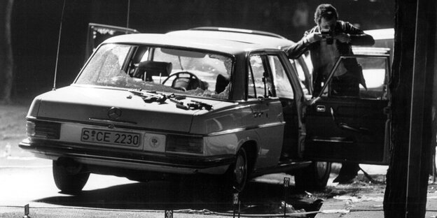 Tatort, an dem die RAF Hanns Martin Schleyer entführte. Zu sehen ist ein Mercedes Benz mit Stuttgarter Kennzeichen. Auf dem Kofferraumdeckel liegen Waffen Tatort, an dem die RAF Hanns Martin Schleyer entführte. Zu sehen ist ein Mercedes Benz mit Stuttgarter Kennzeichen. Auf dem Kofferraumdeckel liegen Waffen