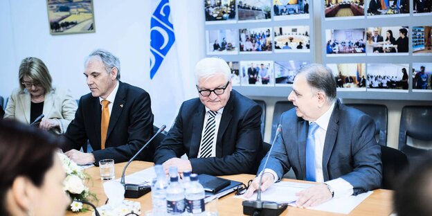 Bundesaußenminister Franz-Walter Steinmeier im OSZE-Büro in Jerewan (2016) Bundesaußenminister Franz-Walter Steinmeier im OSZE-Büro in Jerewan (2016)
