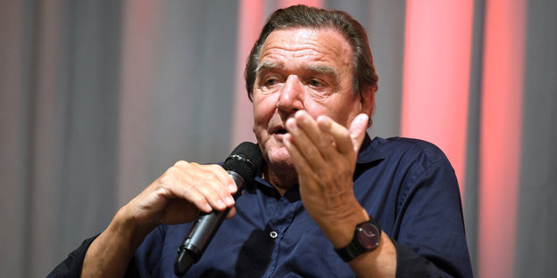 Gerhard Schröder spricht in ein Mikrofon