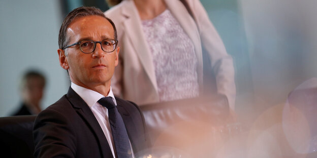 Mann in Anzug mit Brille - Justizminister Heiko Maas Mann in Anzug mit Brille - Justizminister Heiko Maas