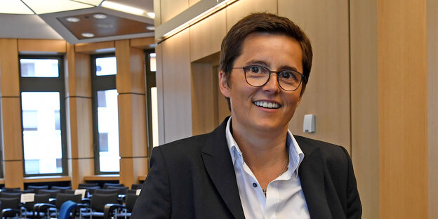 Regierungssprecherin Anke Pörksen (SPD) steht in einem Sitzungssaal. Regierungssprecherin Anke Pörksen (SPD) steht in einem Sitzungssaal.